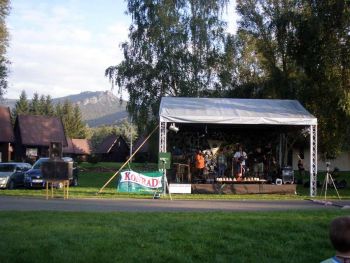 Slunkem rozzářené Frýdlanské cimbuří sleduje vystoupení Bob a Bobků