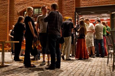 Po tříhodinovém koncertě před kavárnou...