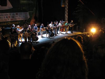 Společné zpívání již tradičně patří k závěrečnému rituálu Folkového Chvojení. A já mám takový dojem, že je to právě jedna z věcí, která dělá tento festival něčím vyjímečným...