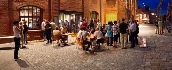 O přestávce před kavárnou...