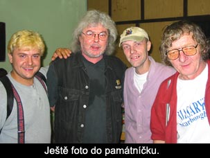 Pod komínem 2002 - Lůďa Žofák, Vláďa Mišík, Vláďa Šaolín Konopas, Jan Hrubý - foto: Michal Pick ©