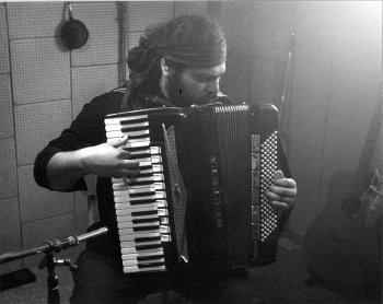 Mário Bihári při nahrávání CD Čerstvě natřeno - foto: Jan-Matěj Rak©